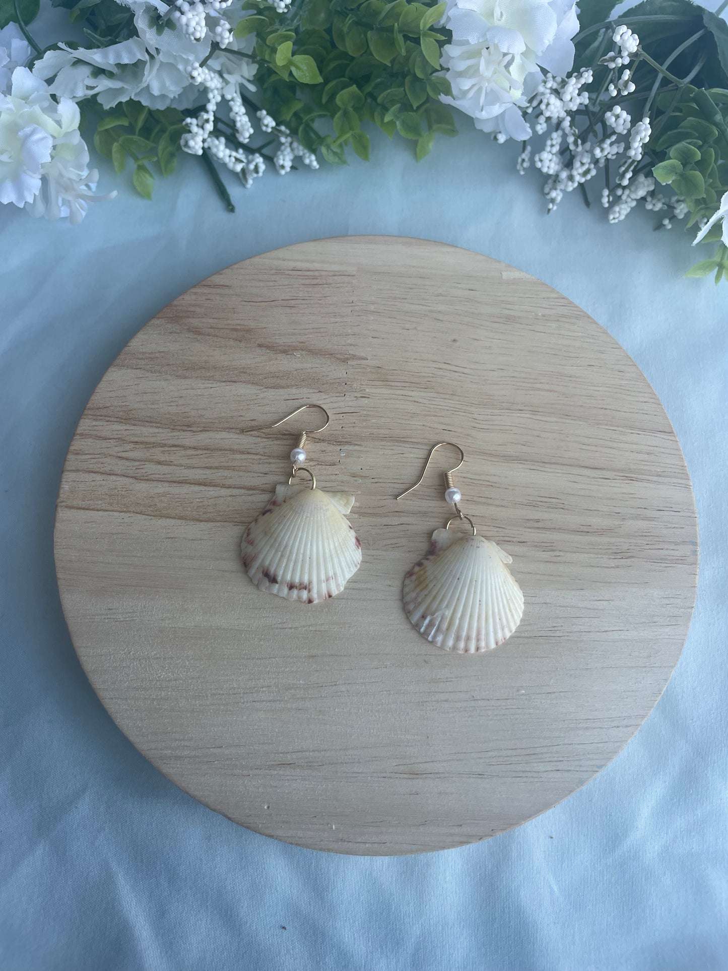 Gold Pearl Seashell Danlges
