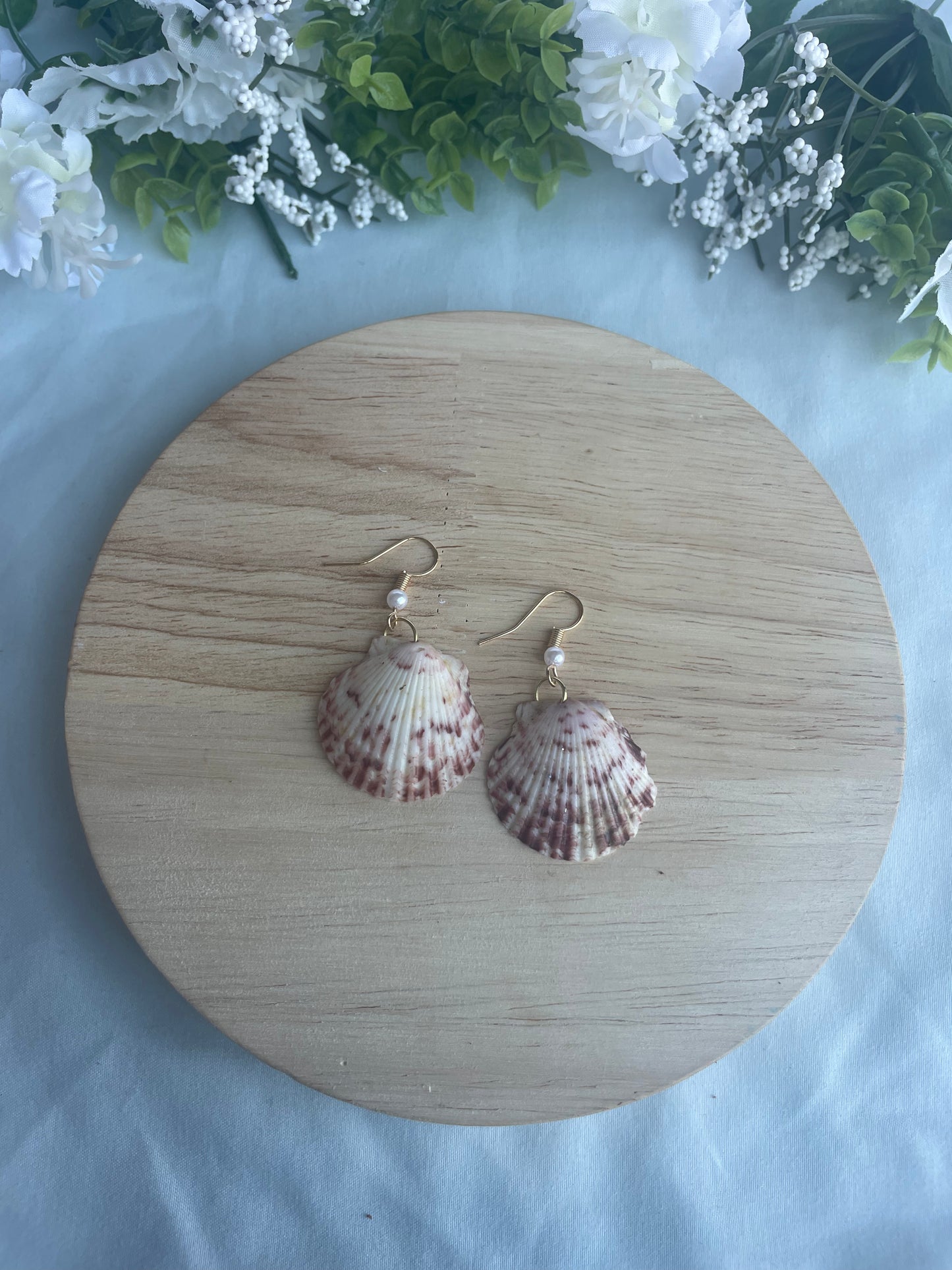 Gold Pearl Seashell Danlges